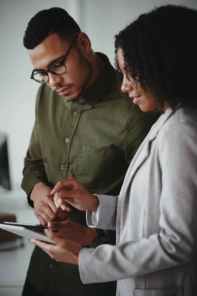 Joven hombre de negocios afroamericano y mujer de negocios discutiendo proyecto en tableta digital en la oficina — Foto de Stock