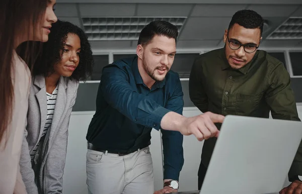 Un gestionnaire exécutif souriant confiant explique à ses collègues le nouveau démarrage de projet en ligne sur ordinateur portable dans le bureau — Photo