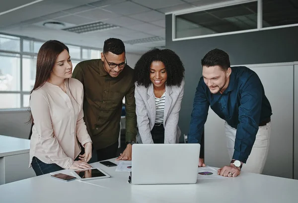 Travailleurs souriants multiethniques travaillant ensemble dans le bureau en regardant la demande de projet en ligne sur ordinateur portable sur le bureau — Photo