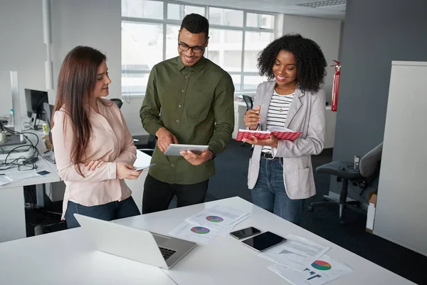 Multi-etnische collega 's team werken nieuwe startup project op modern kantoor analyseren van zakelijke documenten, met behulp van digitale tablet en mobiele telefoon — Stockfoto