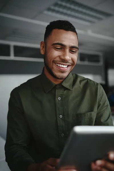 사무실에서 디지털 태블릿을 사용하여 성공적으로 웃고 있는 젊은 아프리카 계 미국인 사업가의 사진 — 스톡 사진