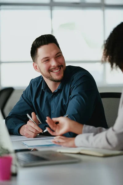 Succesvolle glimlachende jonge zakenman bespreekt nieuw business project plan met behulp van grafieken met zijn collega — Stockfoto