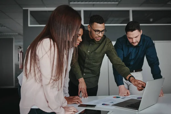 Çevrimiçi projeyi analiz eden çeşitli iş grupları ve iş stratejilerini ofis toplantılarında dizüstü bilgisayardaki çeşitli kurumsal takımlara açıklama