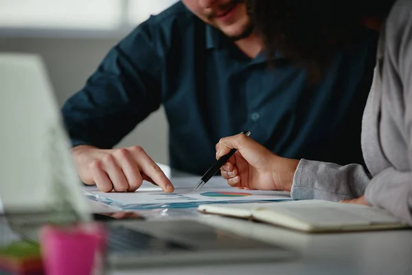 Primer plano del hombre de negocios y la mujer de negocios que trabajan junto con las estadísticas en el escritorio de la oficina — Foto de Stock