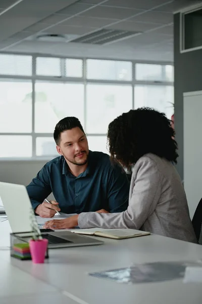 Jong business team of partnerschap hebben een serieuze discussie aan een tafel in het kantoor — Stockfoto