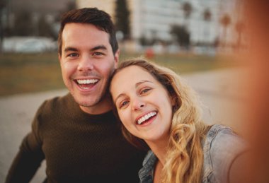 Gülümseyen bir arkadaşın portresi. Birlikte yazın tadını çıkarıyor. Şehirde selfie çekiyoruz.