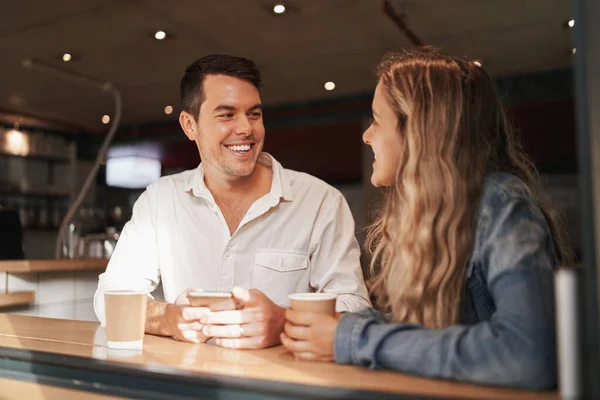Przyjaciele uśmiechnięci i śmiejący się w kawiarni - świetnie się razem bawią — Zdjęcie stockowe