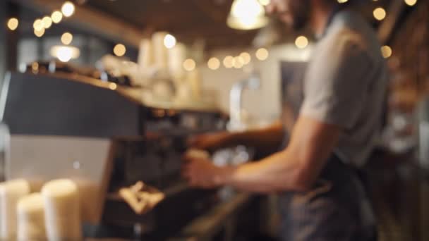 穿着黑色围裙的男服务员在外卖杯咖啡给顾客的选择焦点 — 图库视频影像