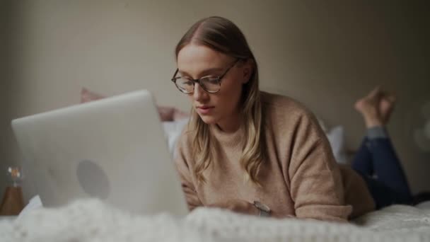 Frau arbeitet während der Covid-19-Gesundheitskrise von zu Hause aus am Laptop in Quarantäne-Isolation — Stockvideo