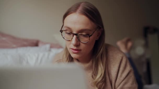 Fröhliche junge Frau bleibt zu Hause und studiert während Quarantäne und Coronavirus-Ausbruch Online-Kurse am Laptop — Stockvideo