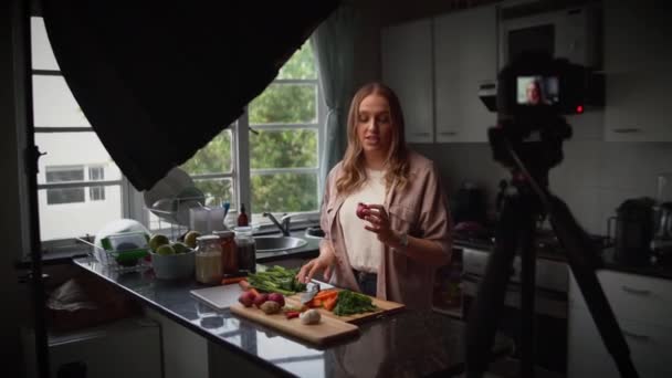 Ευτυχισμένη νεαρή γυναίκα blogger τροφίμων καταγραφή νέο βίντεο κλιπ μαγειρικής συνταγή για το blog στην κουζίνα — Αρχείο Βίντεο