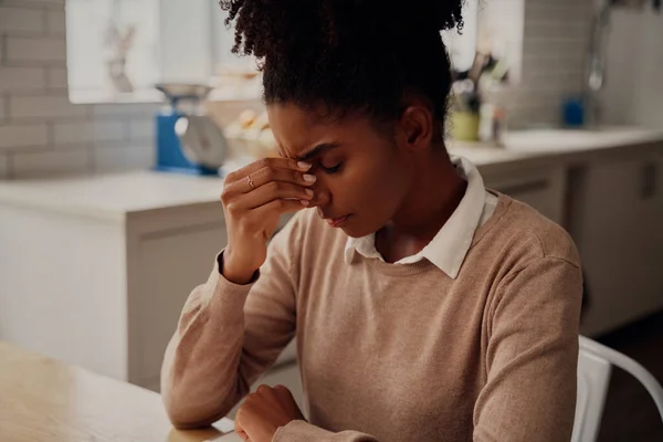 Frustrerad kvinna sitter på skrivbordet med nacke lider av huvudvärk — Stockfoto