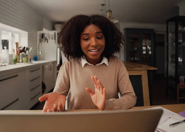 Jonge zakenvrouw doet video bellen op laptop met partners en medewerkers — Stockfoto