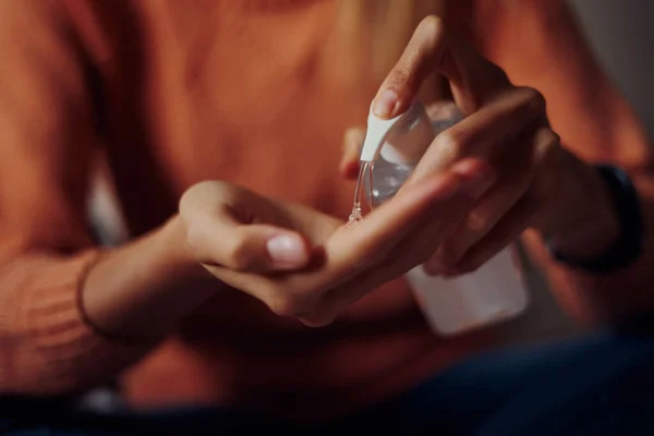 Κοντινή άποψη της γυναίκας που χρησιμοποιούν μικρό φορητό αντιβακτηριακό απολυμαντικό χεριών στα χέρια για να αποφευχθεί ο ιός του στέμματος — Φωτογραφία Αρχείου