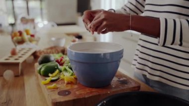 Kadının tüm yumurtayı çırpıp çırptığı fotoğraf.