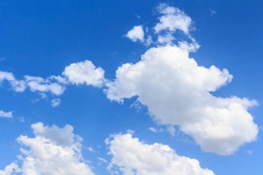 Doğal mavi gökyüzü arka plan beyaz bulutlar ile