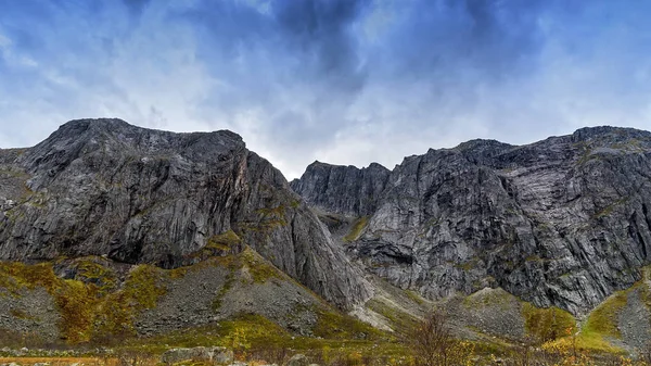 Piękny Górski Krajobraz Pochmurnego Nieba Norwegia — Zdjęcie stockowe