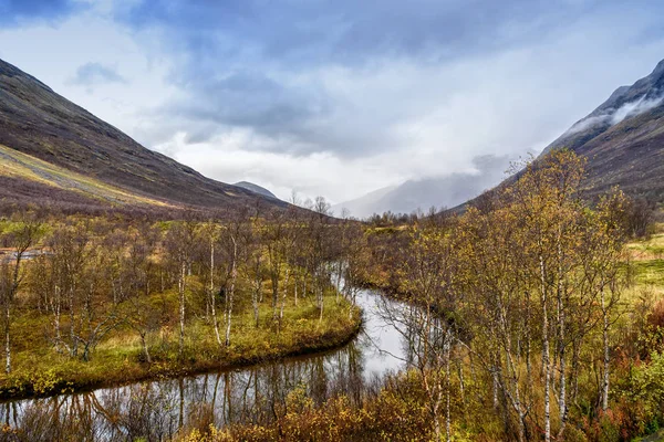 Bela Paisagem Montanha Água Com Céu Nublado Noruega — Fotografia de Stock