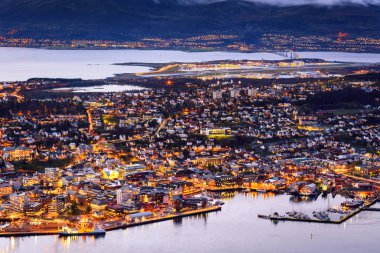 Tromso, Norveç, Cityscape hava görünümünü alacakaranlıkta