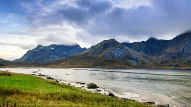 Güzel dağ manzarası ile bulutlu gökyüzü, Lofoten, Norveç