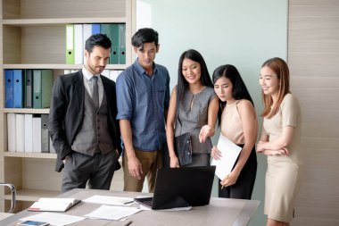 genç iş adamları, erkek ve kadın, İş Projesi toplantıdaki için laptop bak