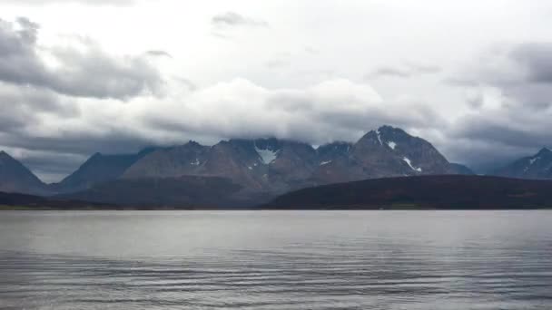 山のタイムラプス 美しい自然の風景の上を移動する雲 — ストック動画