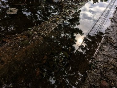 bir şehirde yerden kirli yansıma