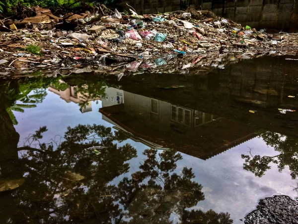 Vuile Reflectie Van Grond Een Stad — Stockfoto