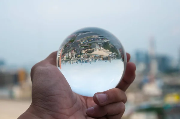 güzel bir seyahat fotoğrafçılığı oluşturmak için kristal top veya objektif topu kullanarak