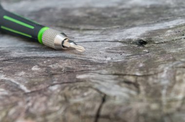 ahşap arka plan üzerinde küçük yeşil tornavidalar