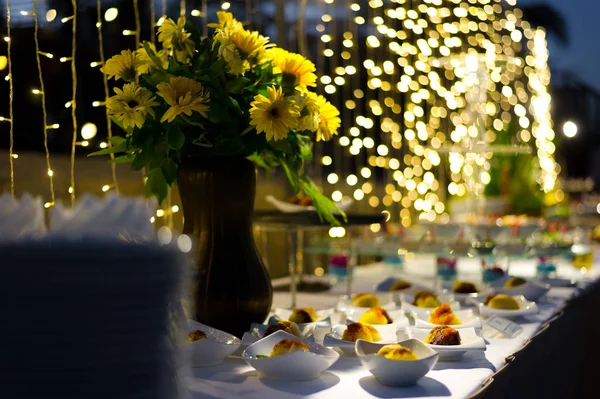 Outdoor Buffet Table Beautiful Yellow Flowers Vase Light Bokeh — Stock Photo, Image