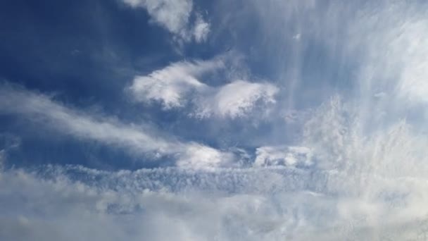 Cielo Azul Con Nubes Que Fluyen Lapso Tiempo — Vídeos de Stock