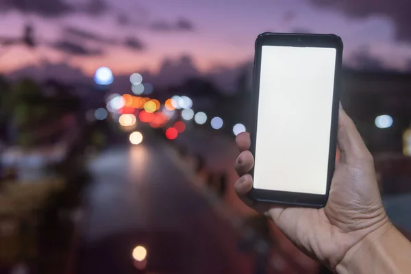 Smartphone Der Hand Auf Einem Hintergrund Mit Bokeh Und Unschärfe — Stockfoto