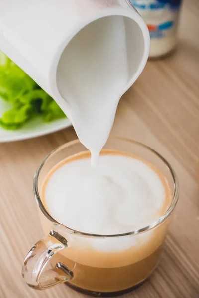 Milchschaum Ergießt Sich Den Kaffee — Stockfoto
