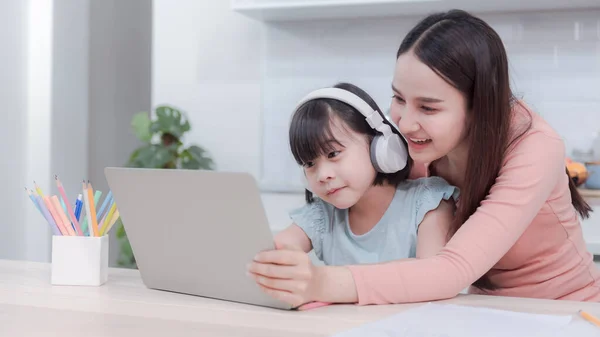 Asiático Mamás Niñas Estudiando Línea Través Internet Mediante Uso Ordenador — Foto de Stock