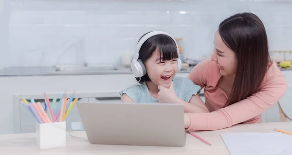 Asiático Mamás Niñas Estudiando Línea Través Internet Mediante Uso Ordenador — Foto de Stock