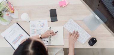 Asyalı güzellik çalışmalarının en üst görüntüsü bilgisayardan iş arkadaşlarıyla gülen bir yüzle iletişim kurmak, yeni bir normal online aktivite
