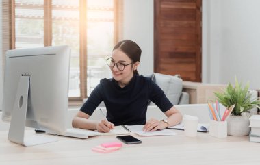 Asyalı güzellik işi bilgisayarla iş arkadaşlarıyla gülen bir yüzle iletişim kurmak, yeni bir normal online aktivite