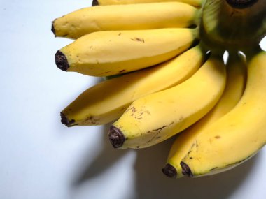 Beyaz arkaplanda muzlar