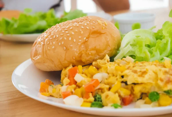 Snídaně Omelette Burger Salát Podávaný — Stock fotografie