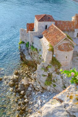 Adriyatik sahilinin yeşilimsi turuncu renkleri