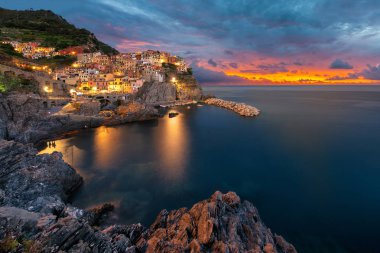 Sahilde dönüm noktası İtalyan köyü Manarola gün batımı