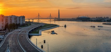 Neva nehri ve Lakhta merkezinde yeni köprü manzarası ile Saint Petersburg Rusya'da gün batımı