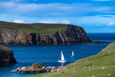 Güneşli bir günde İskoçya'da Fair Isle Panorama