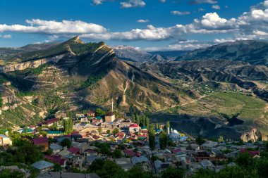 Güzel bir vadide gün batımında dağ köyü