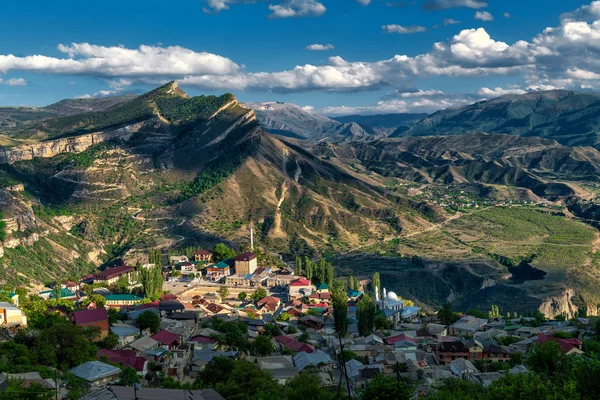 Güzel bir vadide gün batımında dağ köyü