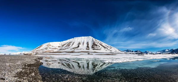 Reflexão especular da montanha em água tranquila em Spitsbergen — Fotografia de Stock