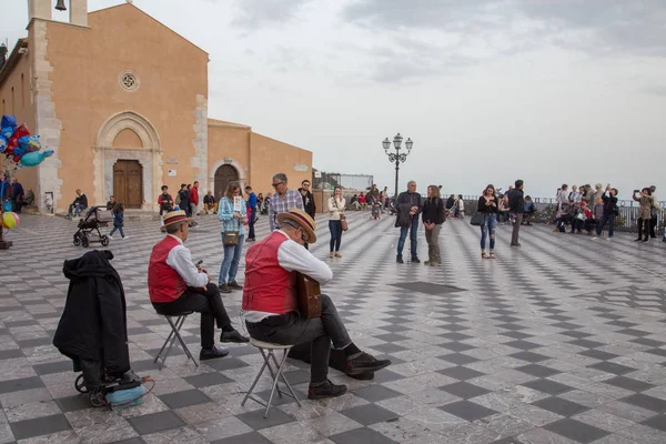 Taormina Talya Mart 2018 Ana Meydanpiazza Aprile Çalan Sokak Müzisyenleri — Stok fotoğraf