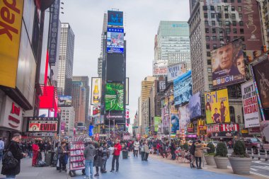 New York City, Amerika Birleşik Devletleri - 22 Şubat 2012: Manhattan Times Square bölgesinde, geniş açı binalar ve reklam panoları gösteren meşgul insanların yürüyüş ile sokak sahnesi.