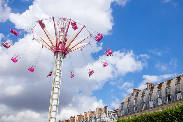 Paris, Fransa - 28 Haziran 2017: Jardin des Tuileries'deki lunapark, Paris, Fransa